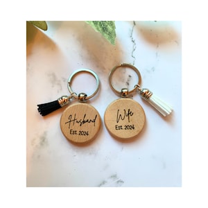 Porte-clés gravés femme et mari, cadeau d&#39;anniversaire parfait, cadeau d&#39;anniversaire en bois pour couple, paire de porte-clés personnalisés