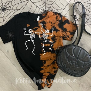 Camisa de esqueleto dançante - Camisa preta tie-dye reversa - Camisa tie-dye de Halloween - Camisa branqueada - Camisa lavada com ácido - Halloween