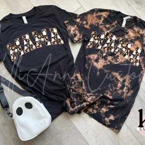 Camiseta Mama Halloween - Camisa preta tie-dye reversa - Camisa tie-dye de Halloween - Camisa branqueada - Camisa lavada com ácido - Halloween