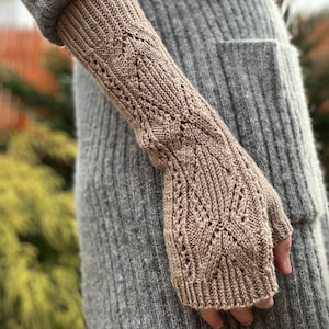 Breipatroon, Lucille-wanten, vingerloze handschoenen, directe download pdf, kanten wanten, lange handwarmers. Grafiek en schriftelijke instructies.