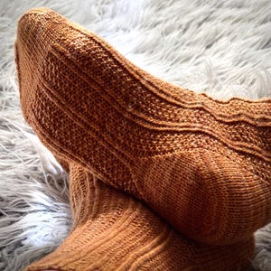 Oggi Socks Knitting Pattern, Cuff Down, Diamond Heel (PDF Pattern)