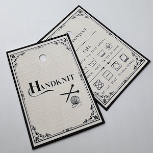 以下が含まれることがあります： 黒の縁取りのある白いタグで、編み針と糸の白黒のイラストが描かれています。タグには「HANDKNIT」と、線が引かれた円、点が入った円、三角形が入った円、正方形が入った円、線が引かれた円が描かれています。タグには、「CONTENT」、「CARE」、「CIRCLE ALL THAT APPLY」、「NORMAL COLD」、「GENTLE BY HAND」、「DO NOT FLAT」、「TUMBLE GENTLE」の文字も書かれています。