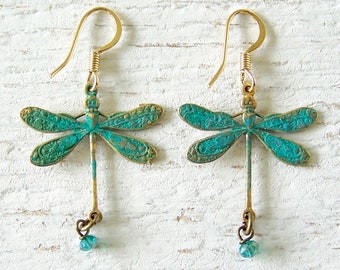 Pendientes de libélula, joyería de libélula, dije de libélula, pendientes con dije, pendientes de latón, pendientes con pátina