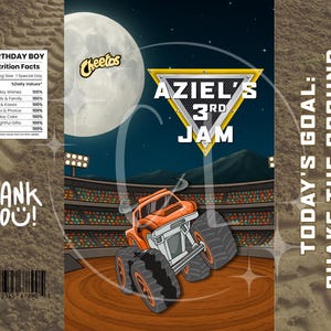 Może przedstawiać: Pomarańczowy monster truck z czarnymi oponami jest prezentowany w nocnej scenerii z dużym księżycem i trybunami. Wyświetlany jest tekst "AZIEL'S 3RD JAM", a także "TODAY'S GOAL: SHAKE THE GROUND". Projekt zawiera "BIRTHDAY BOY Nutrition Facts" i "THANK YOU!"