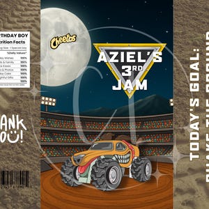 Może przedstawiać: Spersonalizowana torba na przekąski z ilustracją monster trucka. Torba ma tło nocnego nieba z pełnią księżyca i światłami stadionu. Tekst zawiera "AZIEL'S 3RD JAM" i "TODAY'S GOAL: SHAKE THE GROUND."