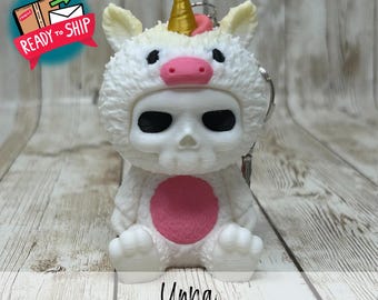 Unna, la Skubbie: Un dije de calavera chibi para tu bolso, coche, cartera o llavero. Colores personalizables.