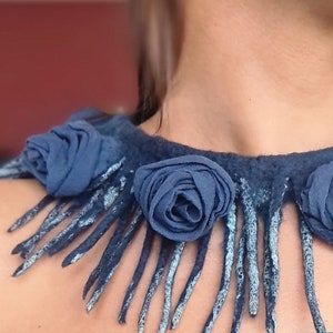 Może przedstawiać: Niebieski naszyjnik z filcu z frędzlami i trzema niebieskimi filcowymi kwiatami.