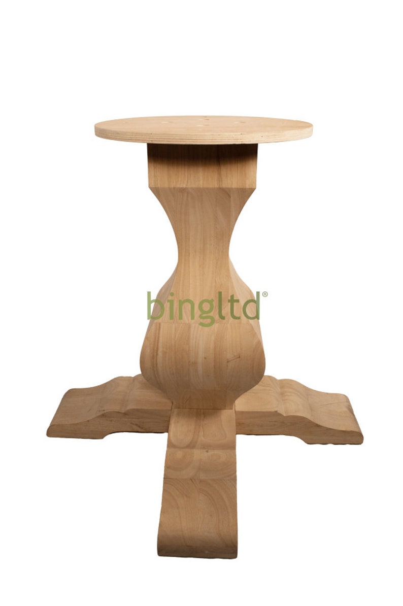 Puede incluir: Una base de mesa de madera de color claro con una parte superior redonda y un pedestal &uacute;nico en forma de reloj de arena. La base tiene un dise&ntilde;o de cuatro patas y est&aacute; hecha de madera sin terminar. La base de la mesa es adecuada para una mesa de comedor o una pieza de mobiliario similar.
