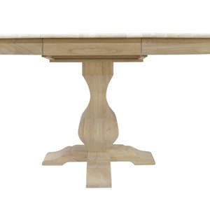 Puede incluir: Una mesa de comedor redonda de color claro con una tapa de m&aacute;rmol. La mesa tiene una base de pedestal y una extensi&oacute;n de hoja. La mesa es de madera y tiene un acabado natural. La mesa tiene aproximadamente 152 cm de di&aacute;metro.