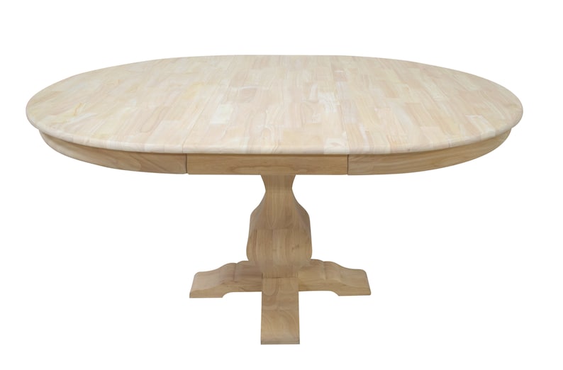 Puede incluir: Una mesa de comedor redonda de madera clara. La tapa est&aacute; hecha de tablas de madera clara. La mesa tiene una base de pedestal con una base en forma de cruz. La mesa tiene aproximadamente 122 cm de di&aacute;metro.