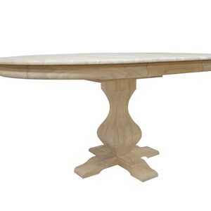 Puede incluir: Mesa de comedor ovalada de madera con tapa de m&aacute;rmol claro. La mesa tiene una base de pedestal con un dise&ntilde;o tallado. La madera tiene un acabado natural. La mesa mide aproximadamente 183 cm de largo.