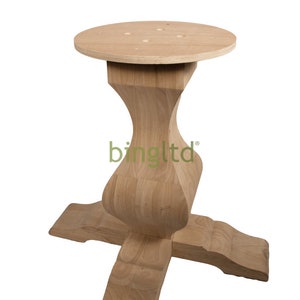 Puede incluir: Base de mesa de madera sin terminar con una parte superior redonda y un pedestal tallado decorativo. La base tiene un dise&ntilde;o de cuatro patas y est&aacute; hecha de madera de color claro. La base de la mesa est&aacute; lista para ser terminada.