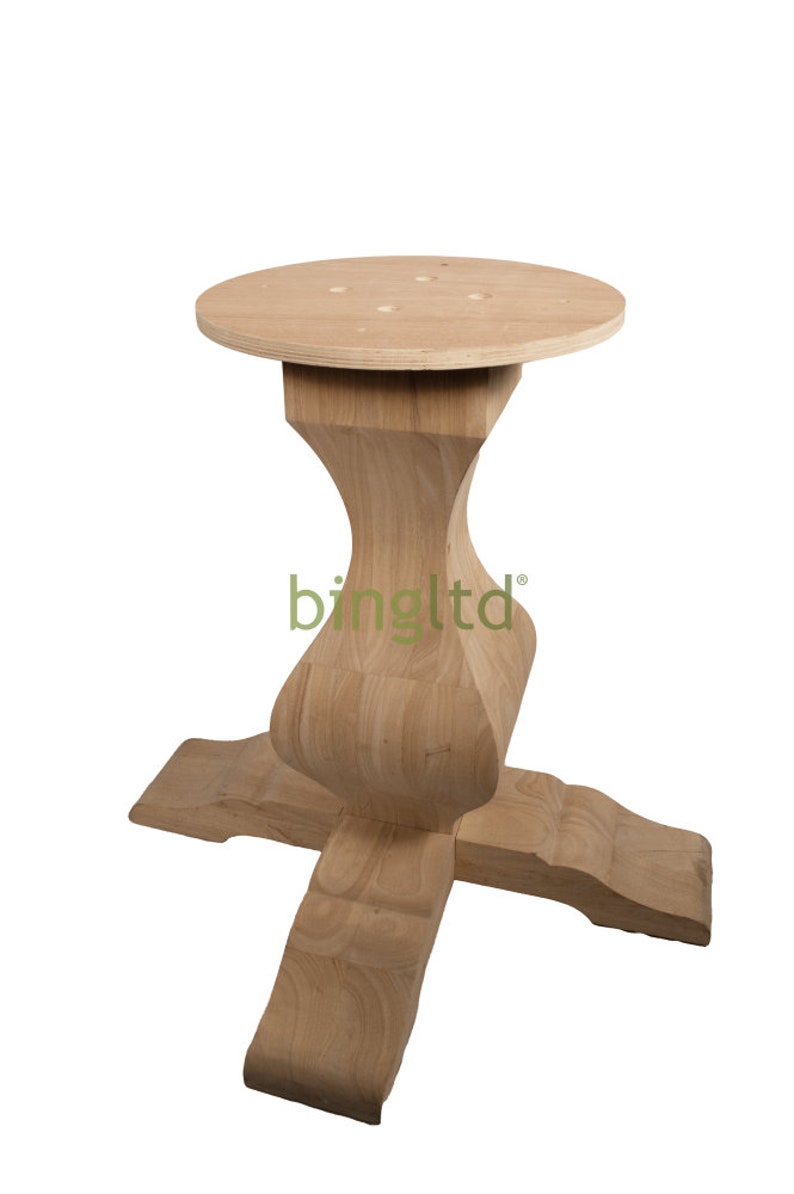 Puede incluir: Base de mesa de madera sin terminar con una parte superior redonda y un pedestal tallado decorativo. La base tiene un dise&ntilde;o de cuatro patas y est&aacute; hecha de madera de color claro. La base de la mesa est&aacute; lista para ser terminada.