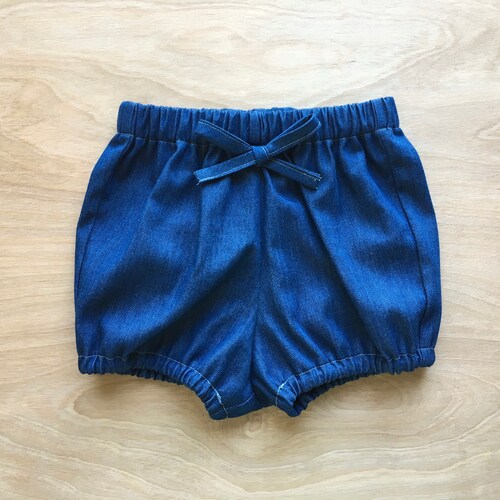 Short bulle, bloomer en jean, vêtements pour bébé fille, vêtements pour bébé bohème, shorts d'été, paon, bloomer pour bébé, denim, couvre-couche bleu, noeud