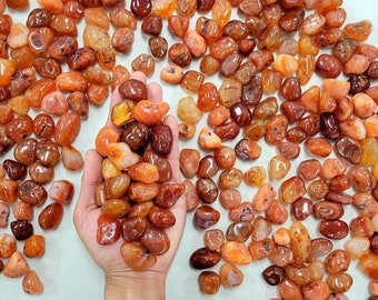 Puede incluir: Una gran colección de piedras de cornalina pulidas. Las piedras son de una mezcla de colores naranja, rojo y marrón. Las piedras son lisas y pulidas.