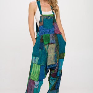 Może przedstawiać: Komplet jednoczęściowy w stylu patchwork z różnymi kolorami i wzorami, w tym zielonym, niebieskim, fioletowym i brązowym. Komplet ma luźny krój i szerokie nogawki.