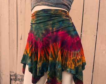 Laxmi-rok, tie-dye spandex pixie-minirok: festivalboho-taille met trekkoord