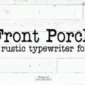 Può includere: Un'immagine in bianco e nero del testo "Front Porch" in un font da macchina da scrivere. Il testo è su uno sfondo di legno bianco. Il testo "A rustic typewriter font" è sotto il testo principale. Il testo "Faraway and Chalkboards" è nell'angolo in basso a destra dell'immagine.