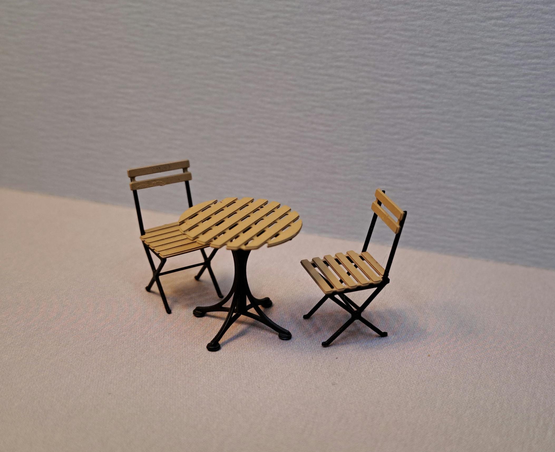 1/10 スケール　イス　テーブル 1/10スケールミニチュア家具 テーブルとチェアーとチェストセット
