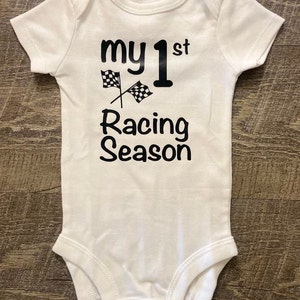 Meine erste Rennsaison, 1. Rennoutfit, Dirt Track, süßes Rennoutfit, Racing, Zielflagge, Racing Bodysuit, Babykleidung