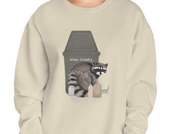 Stay Trashy Raccoon Sweatshirt | Unisex | | Crewneck Meerdere maten en kleuren | Bosrijke | Wasbeer Sweatshirt |