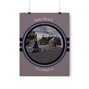 Op de afbeelding: Een poster met een cirkelvormige afbeelding van een strandscène met rotsachtige kliffen en een bewolkte lucht. De tekst "Ruby Beach" en "Washington" staat onder de afbeelding.