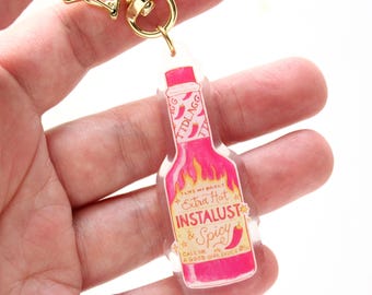 Pequeño llavero acrílico picante con salsa picante para amantes de los libros románticos.