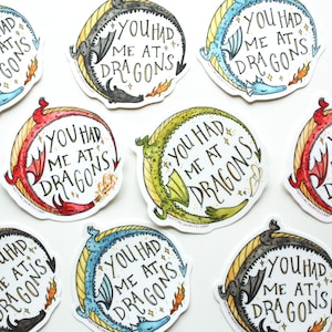 Op de afbeelding: Set van tien kleurrijke stickers met draken en de tekst "You had me at dragons".