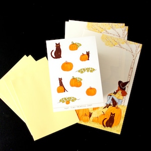 Puede incluir: Un conjunto de papelería imprimible con una bruja con un gato negro, calabazas y el texto "Part Time Princess Shop". La papelería está impresa en papel amarillo.