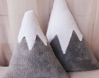 Kissen mit Berg, flauschiger Berg mit schneebedeckten Spitzen, Babykissen, Babygeschenk, Walddekokissen