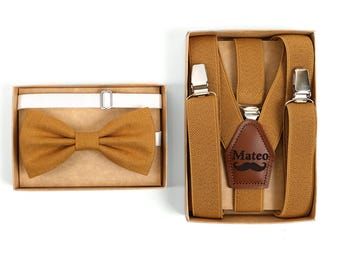 Ensemble bretelles et noeud papillon en lin chameau faits main avec bretelles arrière en Y gravées sur mesure pour homme et enfant cadeau personnalisé pour garçon d'honneur