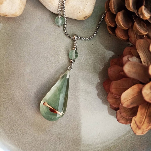 Collier pendentif résine et petite branche