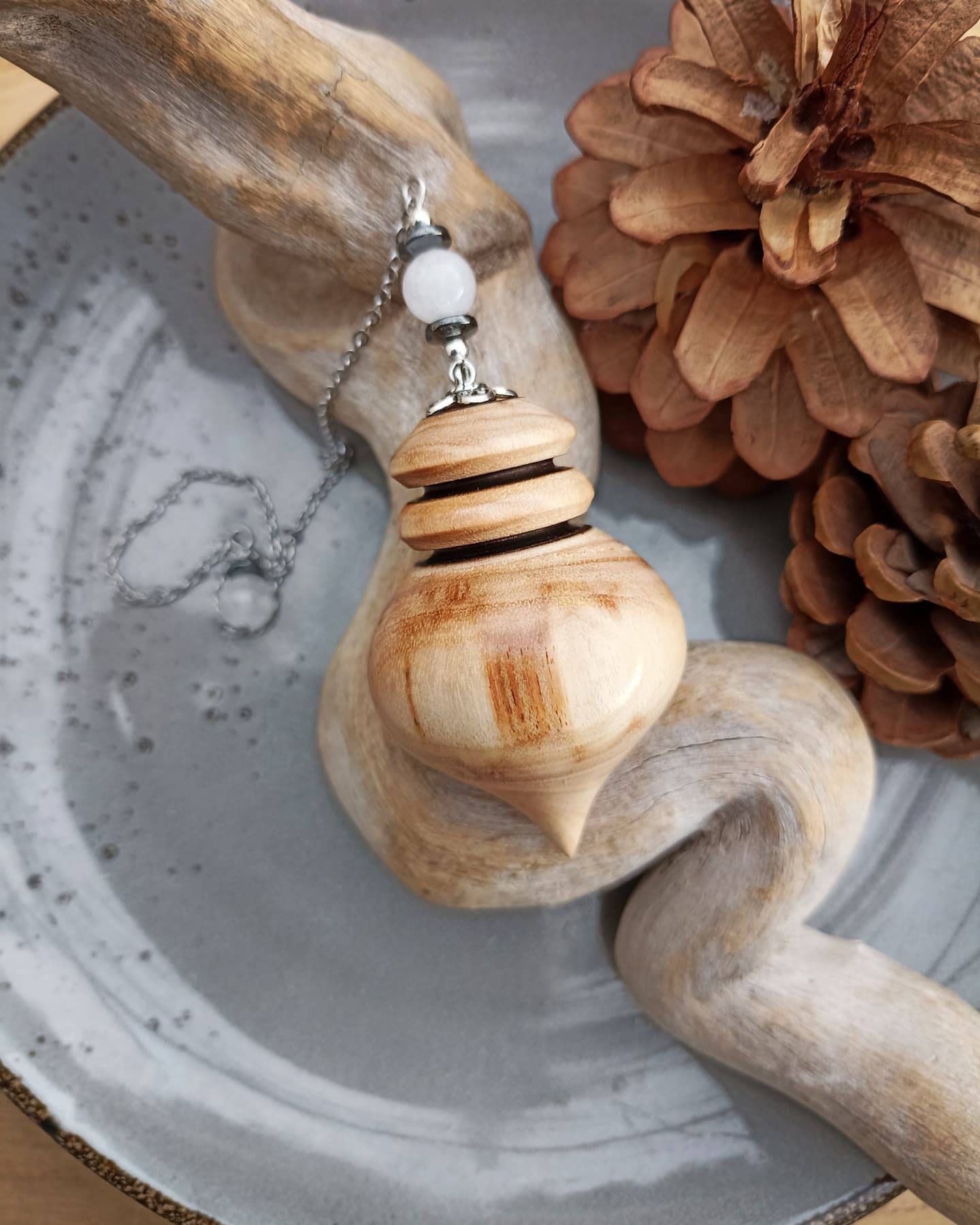 Pendule en Bois de Mimosa Échauffé