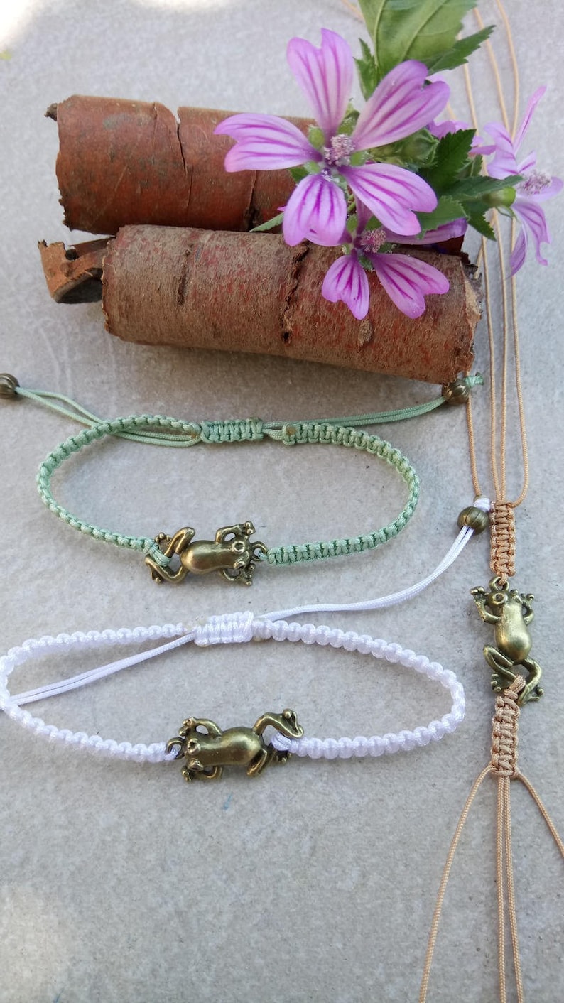 Bracelet macramé petite grenouille bronze image 1