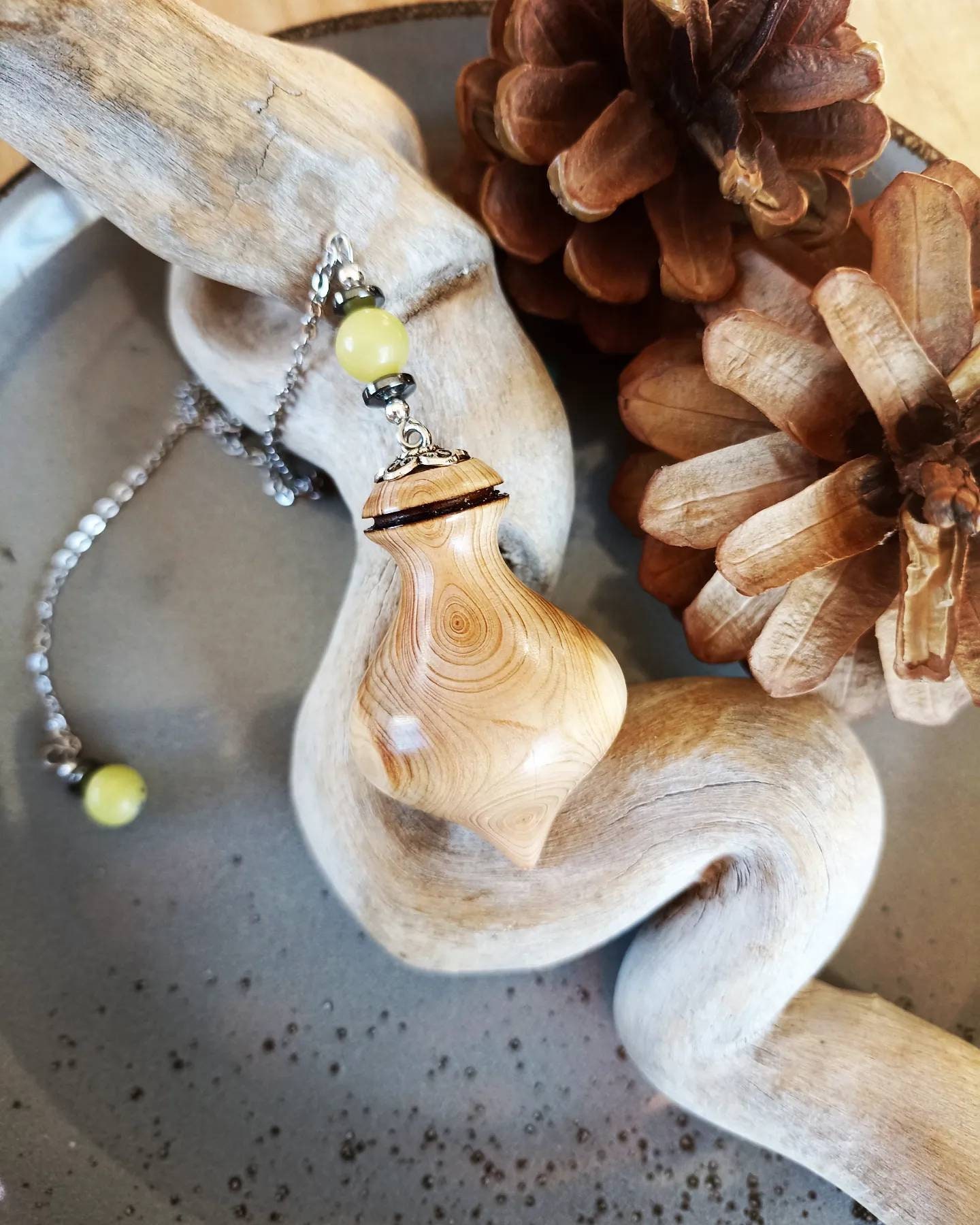 Pendule en Bois de Cade