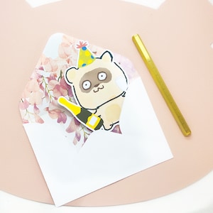 Handgetekende wasbeer Art Card Animal Greetings Card Verjaardag Viering Deco Bullet Journal Card Gefeliciteerd Card Afstuderen Verjaardag