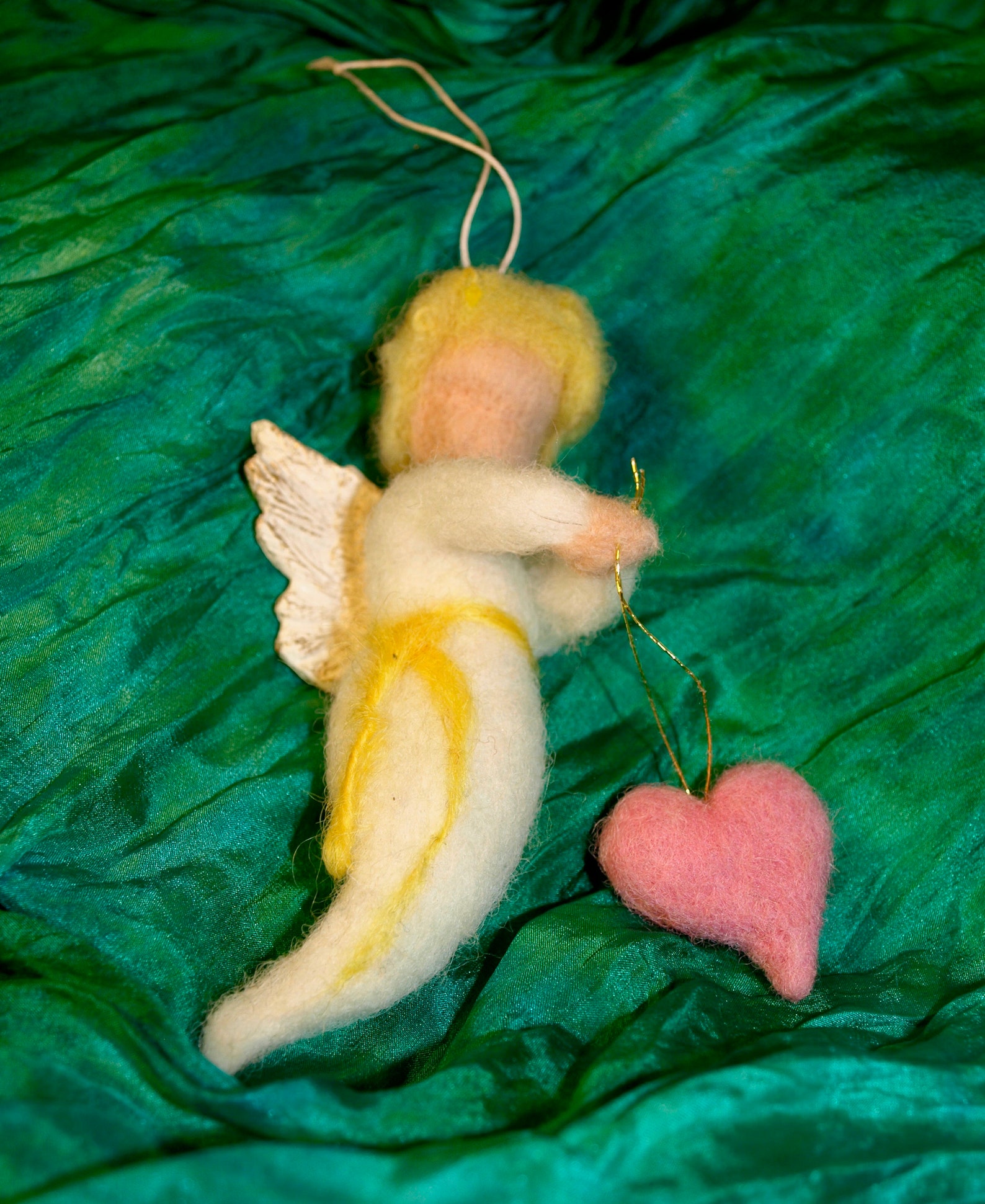 Kleiner hängender Engel gefilzt mit Herz | Etsy