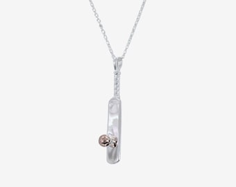 Collar de plata de ley con bate y pelota de críquet