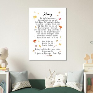 Puede incluir: Un póster de pared rectangular blanco con el nombre Harry en la parte superior, seguido de un poema en alemán en texto negro. El diseño está decorado con pequeñas ilustraciones coloridas que incluyen sobres, una escoba, gafas, una varita y rayos.