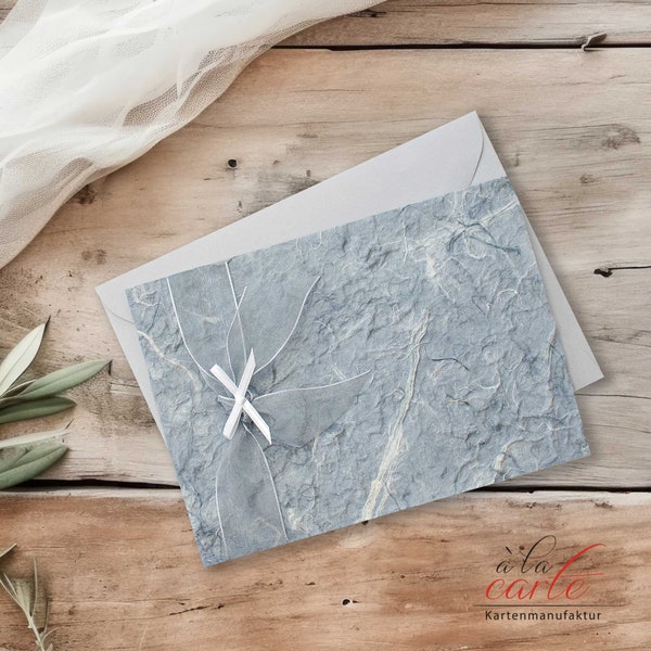 Klappkarte aus Naturpapier graublau | mit Einlegeblatt, Briefumschlag, Organzaband und Schleife | Format DIN B6