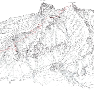 Könnte beinhalten: Eine Schwarzweiß-Zeichnung einer Bergkette mit einer roten gepunkteten Linie, die einen Wanderweg zeigt. Der Weg führt zum Gipfel des Berges, der mit "Guadalupe Peak" beschriftet ist.