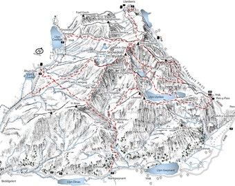 Może przedstawiać: Czarno-biała mapa Parku Narodowego Snowdonia w Walii, pokazująca szlaki turystyczne, góry, jeziora i rzeki. Mapa zawiera nazwy różnych miejsc, w tym Snowdon, Llyn Llydaw i Llyn Gwynant.