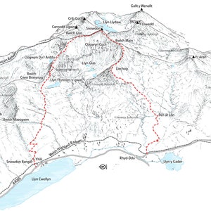 Puede incluir: Un mapa en blanco y negro de una cordillera con una línea discontinua roja que muestra un sendero de senderismo. El sendero rodea la montaña y sube hasta la cima. El mapa incluye los nombres de las montañas, los lagos y otras características geográficas.
