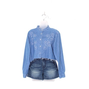 Vintage 90s Embroidered Denim Shirt – Medium Wash Raw Hem – Cottagecore Western Blouse
