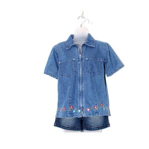 Vintage Y2K Denim Zip-Up Top – Medium Wash Floral Hem – Embroidered Cottagecore Shirt