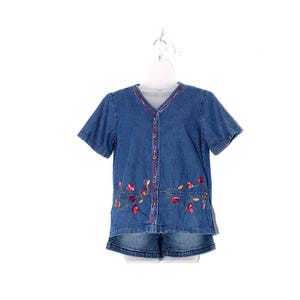 Vintage 90s Denim Floral Shirt – Medium Wash Button Front – Boho Embroidered Cottagecore Top