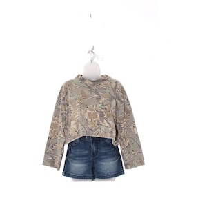 Vintage Y2K Camo Cropped Hoodie – Tan Woodland Print Raw Hem – Grunge Streetwear