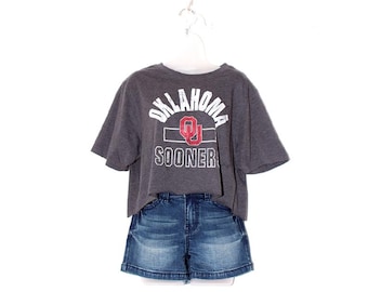 Vintage 2000s Oklahoma Sooners Crop Tee – Charcoal Gray Distressed Logo – Y2K College Sports Style