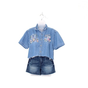 Vintage 90s Embroidered Denim Cropped Shirt – Light Blue – Raw Hem Cottagecore