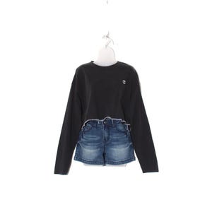 Vintage Y2K Champion Cropped Long Sleeve Tee – Black Minimal Logo – Streetwear Basic